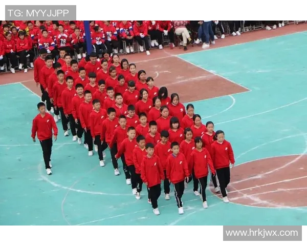 索菲亚与足球明星亲密合影展现运动魅力与时尚风采