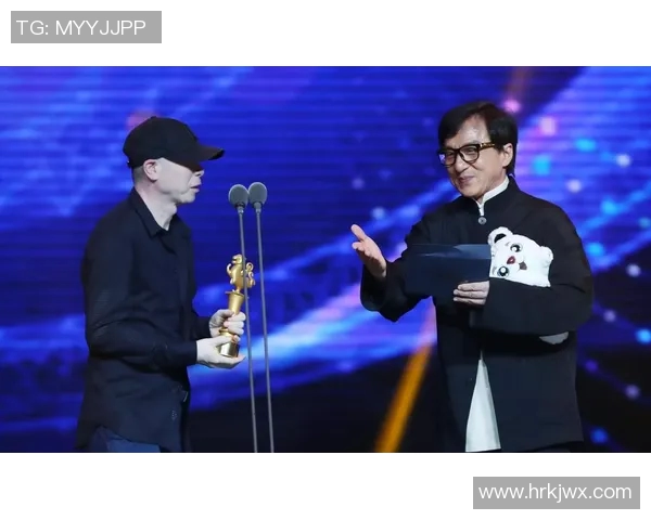 足球明星与成龙同框高清图片展现体育与电影的完美结合